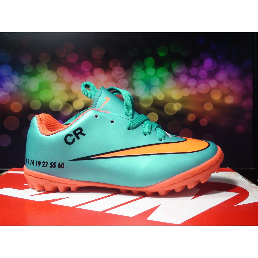 Clon CR7 Nike color futbol rápido, suela sintética multitaco.